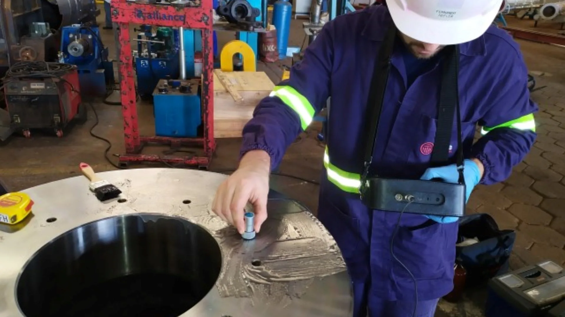 Profissional executando atividade de ultrassonografia industrial