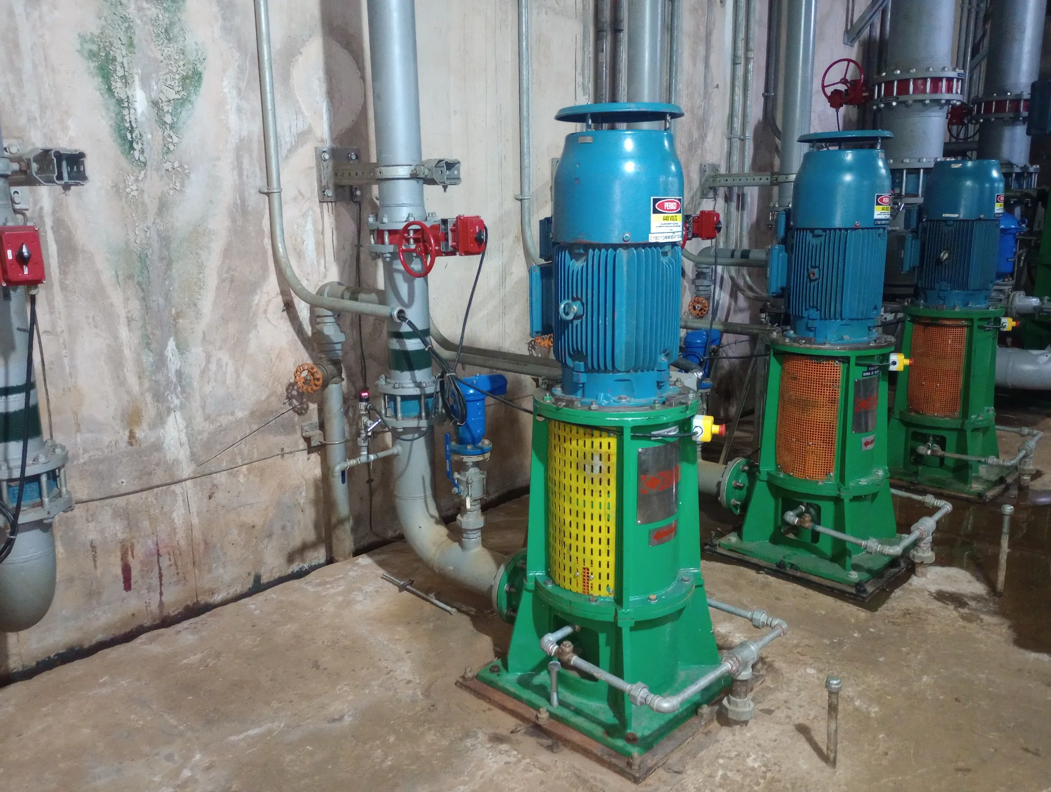 Equipamento com proteção fixa para partes rotativas