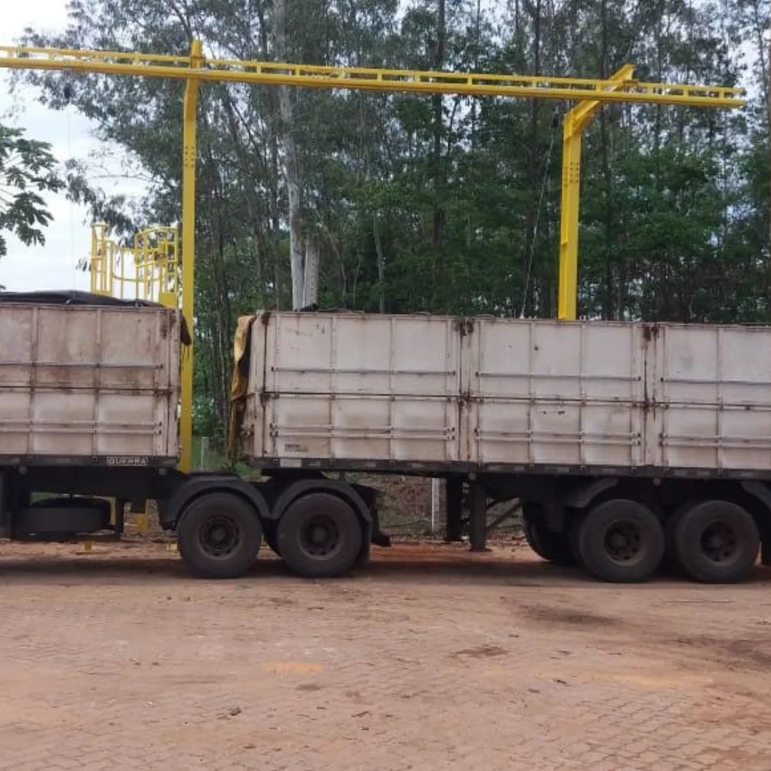 Caminhão em descarregamento utilizando linha de vida de trilho rígido Previq Cargo