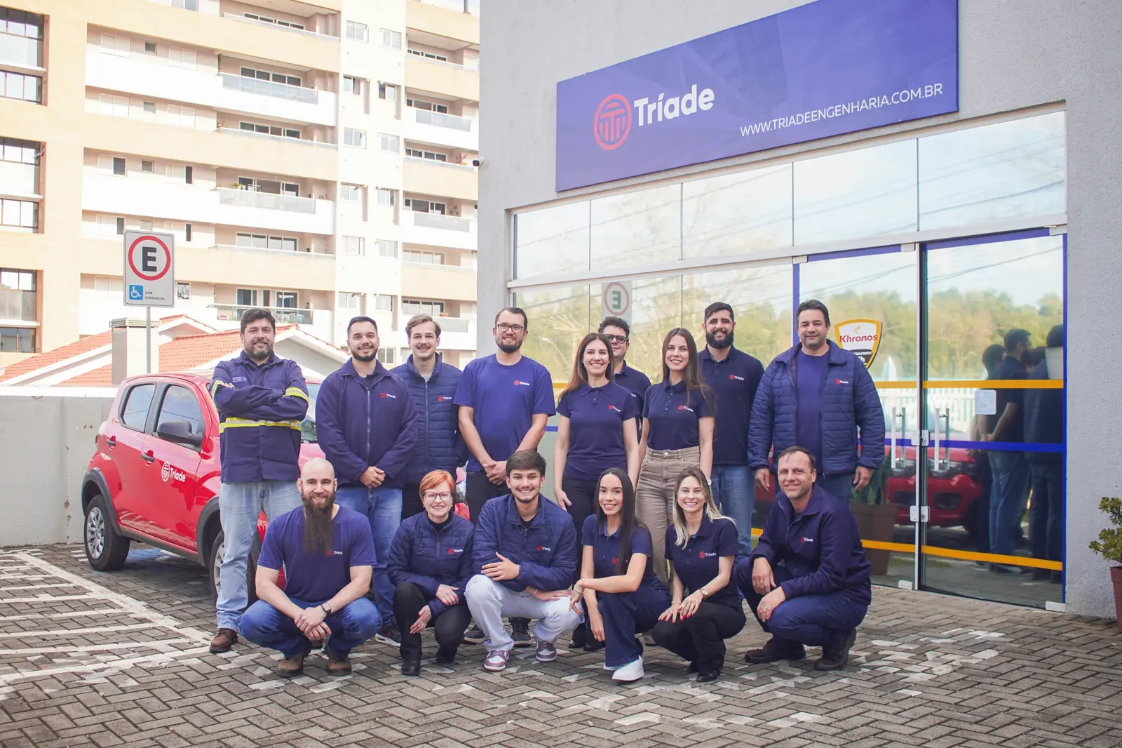 Equipe da Tríade Engenharia em frente à sede