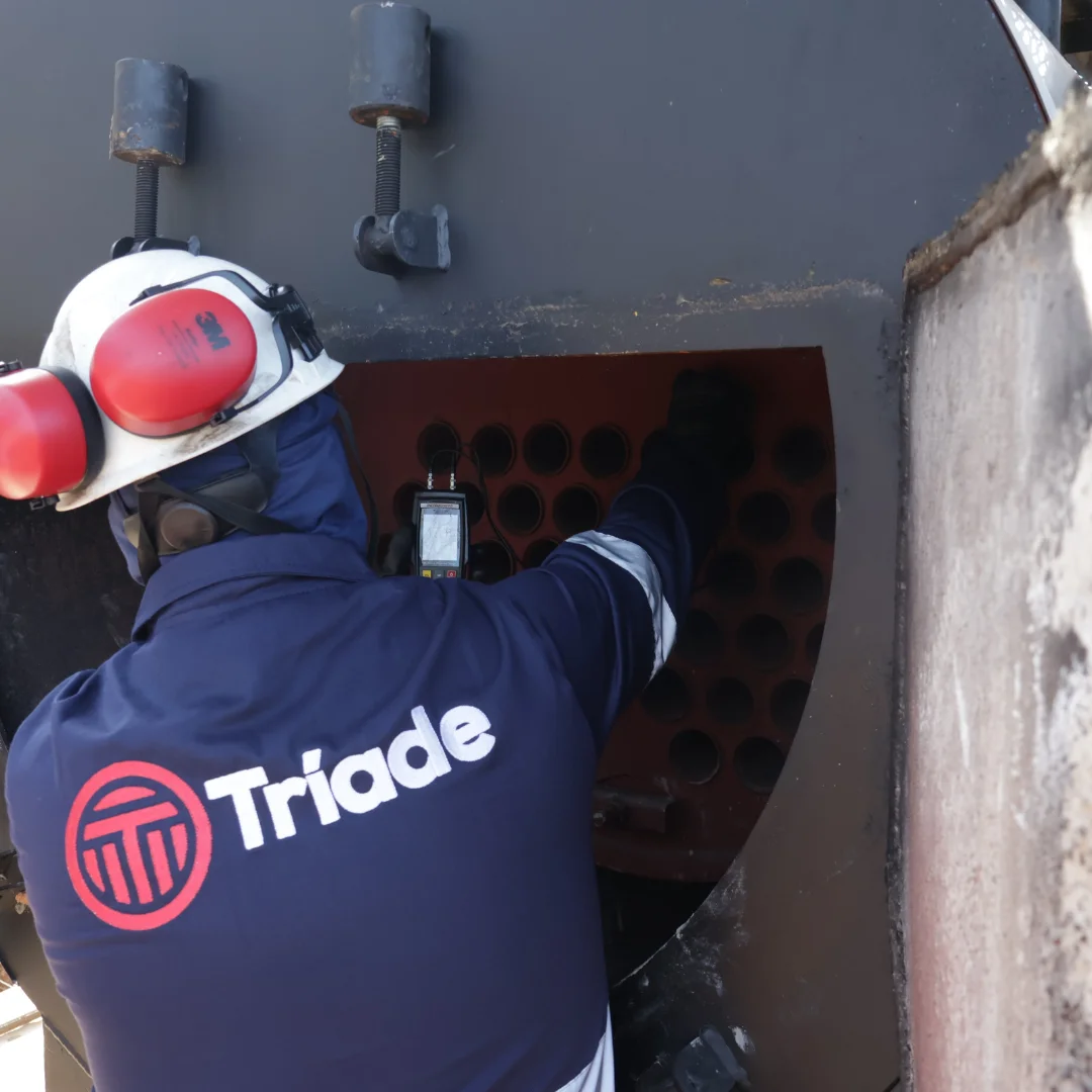 Técnico da Tríade realizando inspeção industrial em campo