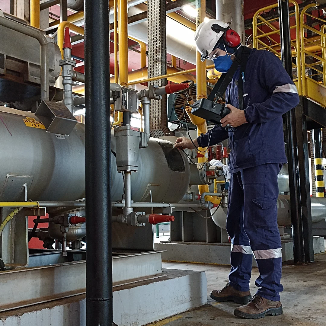 Tecnico da Triade realizando inspecao industrial