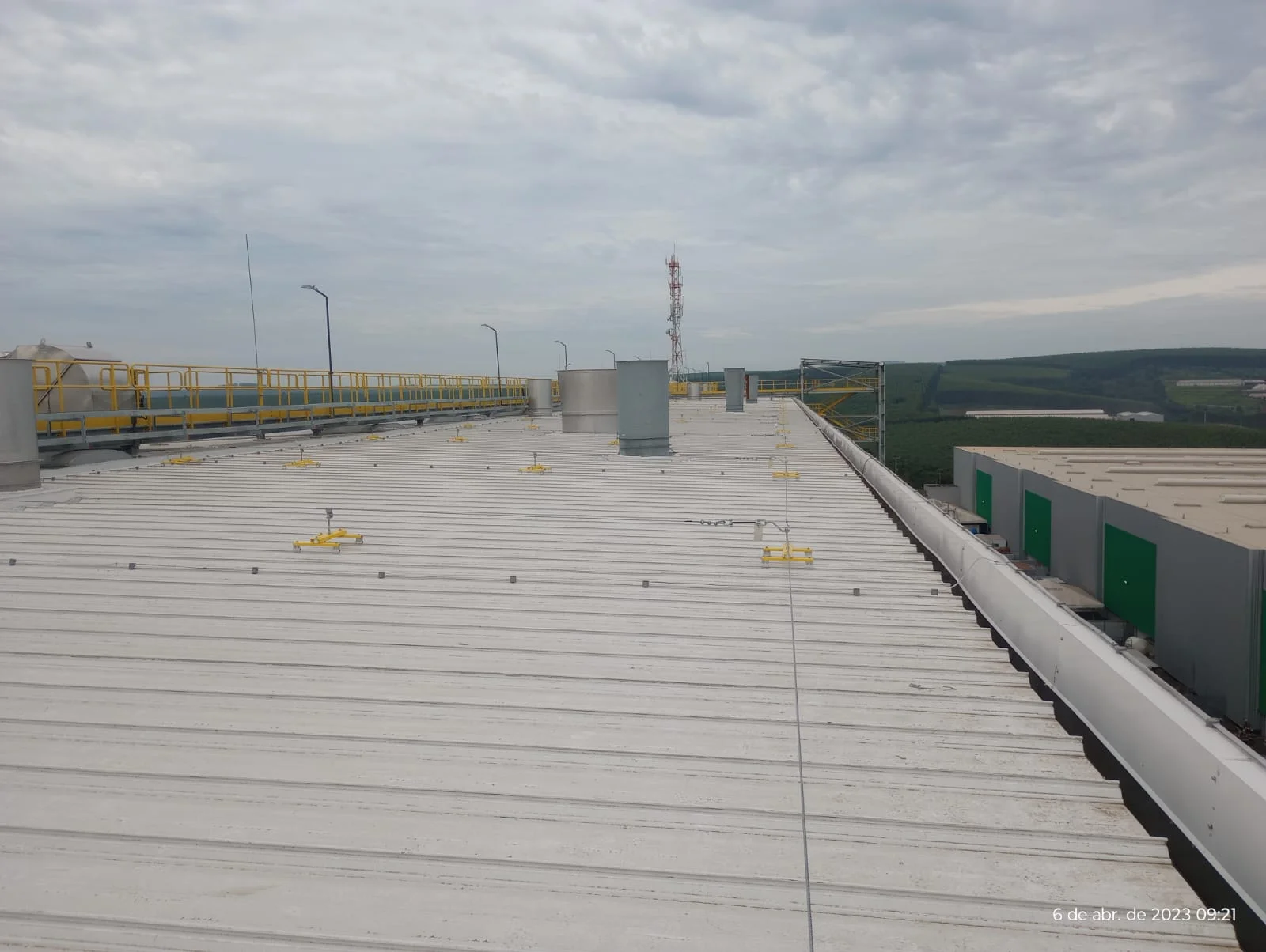 Sistema de linha de vida em cobertura industrial