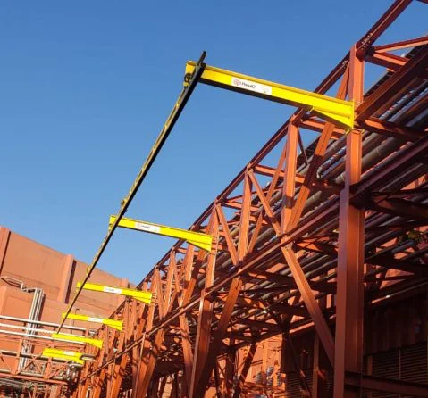 Linha rígida instalada em estrutura metálica industrial